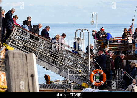 Bateau à aubes Waverley à Southend Pier sur l'estuaire de la Tamise avec des passagers embarquant pour un voyage touristique sur la Tamise à Londres Banque D'Images