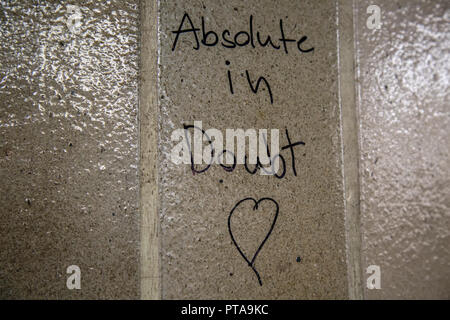 Prague, République tchèque, le 10 juillet 2018 : dans le doute absolu, écrire à la signer à Prague Metro Banque D'Images