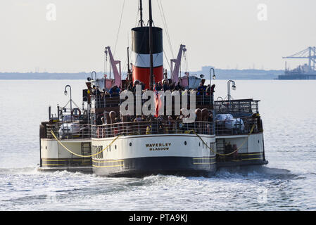 Le bateau à aubes Waverley quitte Southend Pier sur l'estuaire de la Tamise avec des passagers pour un voyage touristique sur la Tamise jusqu'à Londres Banque D'Images