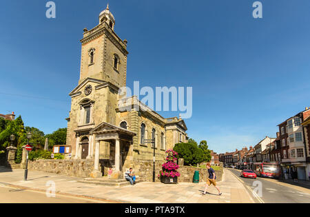 Blandford Forum, England, UK - 29 juin 2013 : le soleil brille sur la partie géorgienne clocher de l'église paroissiale de Saint Pierre et Saint Paul dans le marché de Dorset Banque D'Images