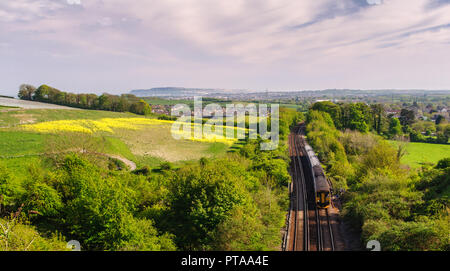 Weymouth, Angleterre, Royaume-Uni - 18 mai 2013 : une paire de First Great Western Railway trains de voyageurs quittent la ville balnéaire de Weymouth de Dorset. Banque D'Images