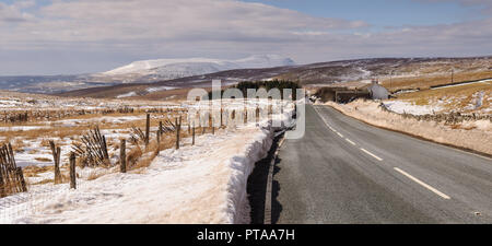 B6255 La route passe à travers la lande dispersés à Newby tête haute dans le Yorkshire Dales hills, avec Blea Moor et Ingleborough dans la montagne Banque D'Images