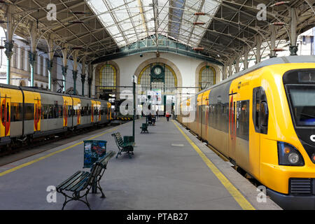 Porto, Portugal - mars 4, 2015 : la gare de São Bento à midi Banque D'Images