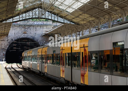 Porto, Portugal - Mars 23, 2015 : la gare de São Bento en un jour ensoleillé voir le tunnel Banque D'Images