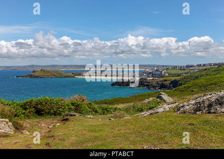 Un sentier à Hellesveor vers Falaise, à la plage de Perran, St Ives, Cornwall, England, UK Banque D'Images