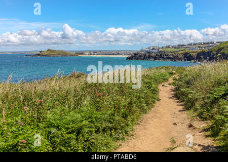 Un sentier à Hellesveor vers Falaise, à la plage de Perran, St Ives, Cornwall, England, UK Banque D'Images