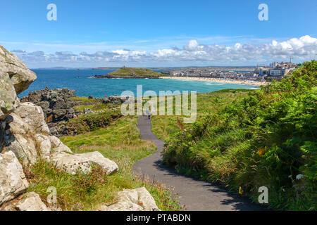 Un sentier à Hellesveor vers Falaise, à la plage de Perran, St Ives, Cornwall, England, UK Banque D'Images