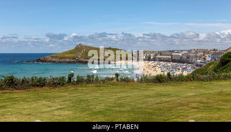 En regardant vers la plage Porthmeor, St Ives, Cornwall, England, UK Banque D'Images