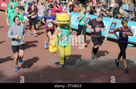 Pays de Galles Cardiff : 7 octobre. Masses de l'approche de la ligne d'arrivée les coureurs dans le Cardiff 2018 Demi-marathon. Image Crédit Huw Fairclough/Alamy Li Banque D'Images