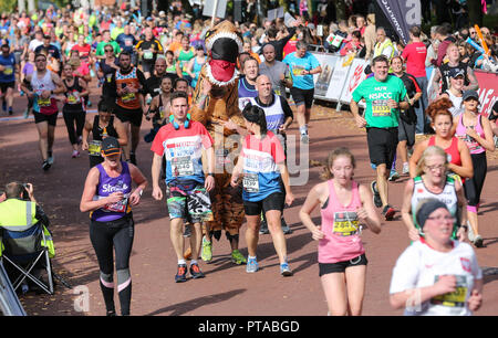 Pays de Galles Cardiff : 7 octobre. Masses de l'approche de la ligne d'arrivée les coureurs dans le Cardiff 2018 Demi-marathon. Image Crédit Huw Fairclough/Alamy Li Banque D'Images