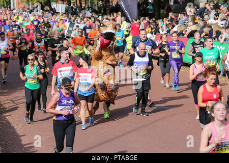 Pays de Galles Cardiff : 7 octobre. Masses de l'approche de la ligne d'arrivée les coureurs dans le Cardiff 2018 Demi-marathon. Image Crédit Huw Fairclough/Alamy Li Banque D'Images