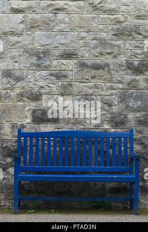 Vieux banc en bois bleu gris gris contre une obstruction. Relaxant de s'asseoir et contempler Banque D'Images