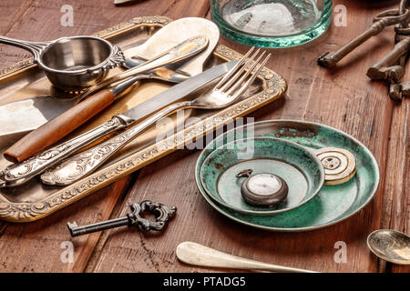 Une photo de nombreux objets vintage, marché aux puces plein de trucs sur un fond de bois Banque D'Images