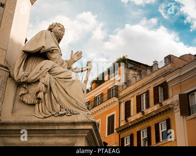 Des statues de prophètes à la base de la colonne de l'Immaculée Piazza di Spagna Rome Banque D'Images