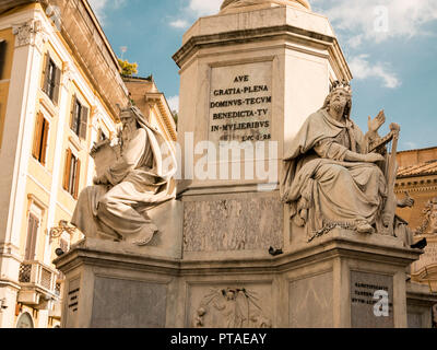 Des statues de prophètes à la base de la colonne de l'Immaculée Piazza di Spagna Rome Banque D'Images