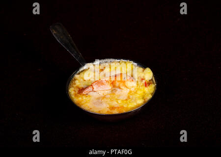 Pot en argile avec fromage et crevettes Banque D'Images