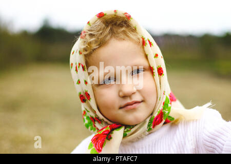 Petite fille dans un foulard dans le domaine Banque D'Images