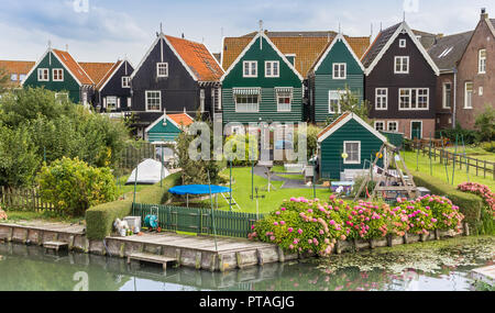 Maisons et jardins typiquement néerlandais dans Marken, Pays-Bas Banque D'Images