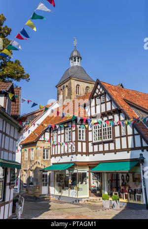 Rue commerçante avec drapeaux colorés dans la région de Tecklenburg, Allemagne Banque D'Images