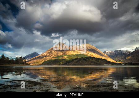 Vue sur la montagne de Glencoe Pap par le Loch Leven, Highlands d'Ecosse. Banque D'Images