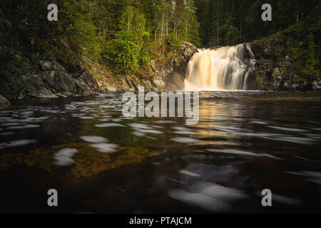 Naevra la rivière après big pluies. L'eau qui coule dans une exposition longue fusillade. Domaine de l'Jervskogen Jonsvatnet près de lac, moyenne de la Norvège. Banque D'Images