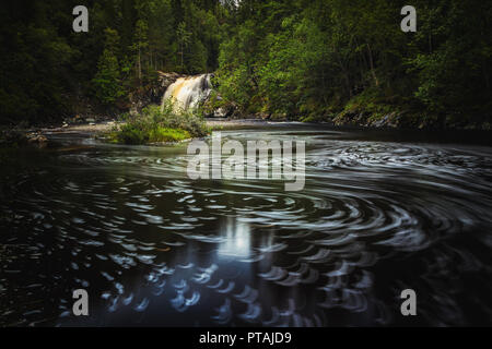 Naevra la rivière après big pluies. L'eau qui coule dans une exposition longue fusillade. Domaine de l'Jervskogen Jonsvatnet près de lac, moyenne de la Norvège. Banque D'Images