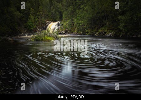 Naevra la rivière après big pluies. L'eau qui coule dans une exposition longue fusillade. Domaine de l'Jervskogen Jonsvatnet près de lac, moyenne de la Norvège. Banque D'Images