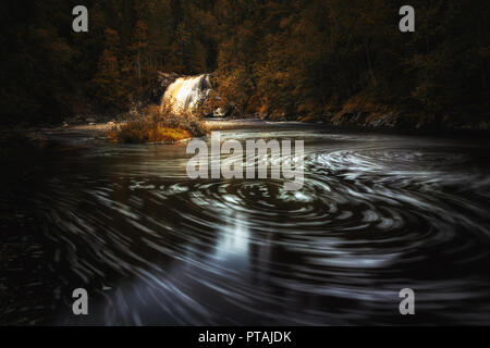 Naevra la rivière après big pluies. L'eau qui coule dans une exposition longue fusillade. Domaine de l'Jervskogen Jonsvatnet près de lac, moyenne de la Norvège. Banque D'Images