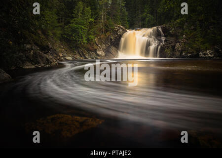 Naevra la rivière après big pluies. L'eau qui coule dans une exposition longue fusillade. Domaine de l'Jervskogen Jonsvatnet près de lac, moyenne de la Norvège. Banque D'Images