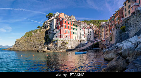 Beau grand angle de vue de Riomaggiore dans la lumière du matin, Cinque Terre, ligurie, italie Banque D'Images