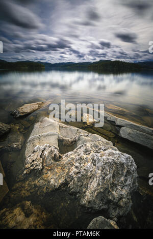 Les rives du lac Jonsvatnet en exposition longue durée technique. L'été en Norvège. Banque D'Images