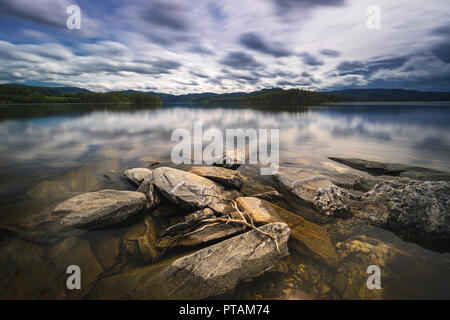 Les rives du lac Jonsvatnet en exposition longue durée technique. L'été en Norvège. Banque D'Images