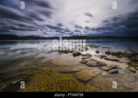 Les rives du lac Jonsvatnet en exposition longue durée technique. L'été en Norvège. Banque D'Images