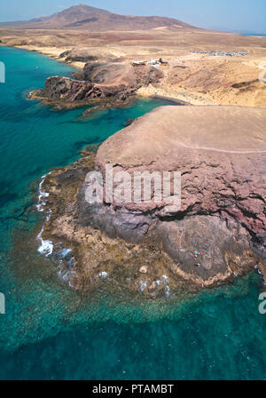 Vue aérienne de l'jagged Côtes et plages de Lanzarote, Espagne, Canaries Les routes et chemins de terre. Les baigneurs sur la plage. L'océan Atlantique. Plage de Papagayo Banque D'Images