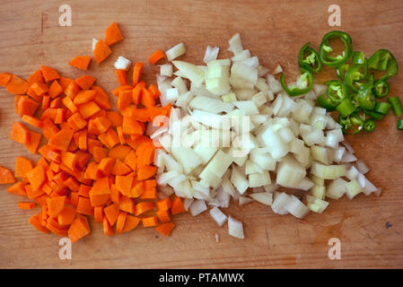 Tranches de carottes, oignons et poivrons. Les légumes frais. La cuisine des épices. Banque D'Images