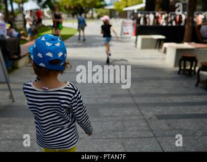 Les enfants marchant le long d'une rue de ville, le marché de clavettes sur Flinders Street, Central Business District de la ville de Townsville QLD, Australie Banque D'Images