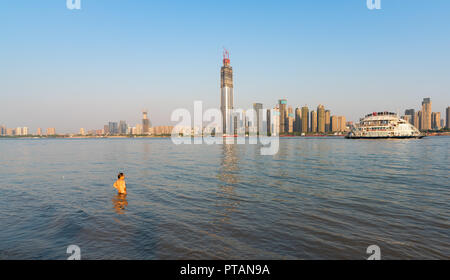 4 octobre 2018, Wuhan Chine : Homme natation dans la rivière Yangtze et à Wuhan en Chine à Shanghai skyline Banque D'Images