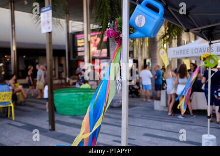 Un arrosoir bleu, le marché clavettes sur Flinders Street, Central Business District de la ville de Townsville QLD, Australie Banque D'Images