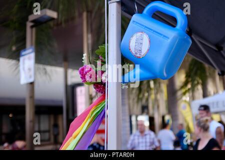 Un arrosoir bleu, le marché clavettes sur Flinders Street, Central Business District de la ville de Townsville QLD, Australie Banque D'Images