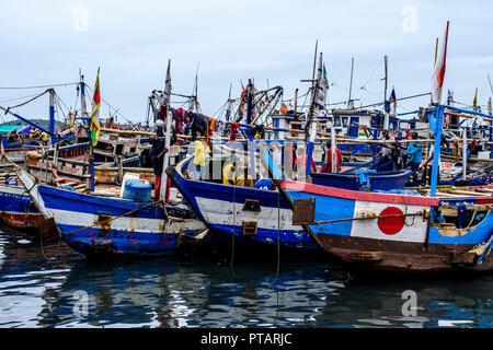 SEKONDI TAKORADI, GHANA - 10 avril 2018 : scène animée du port comme les pêcheurs, les prises de terre leurs bateaux aux couleurs vives Banque D'Images