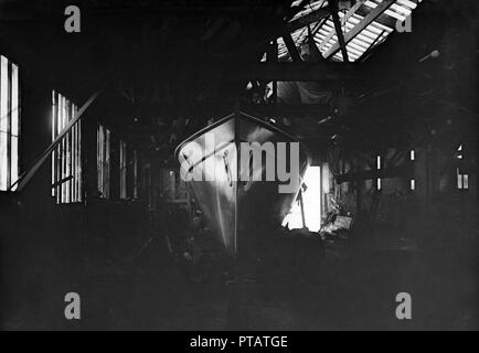 Lancement du moteur d'égyptien dans hangar, 1911. Créateur : Kirk & Sons de Cowes. Banque D'Images