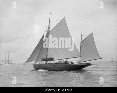 La 'Myawl oosk' en cours, 1912. Créateur : Kirk & Sons de Cowes. Banque D'Images