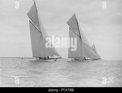 Un bon début:la classe '19 mètres', 'Norada Wendula' et 'Mariquita' au près, 1911. Créateur : Kirk & Sons de Cowes. Banque D'Images