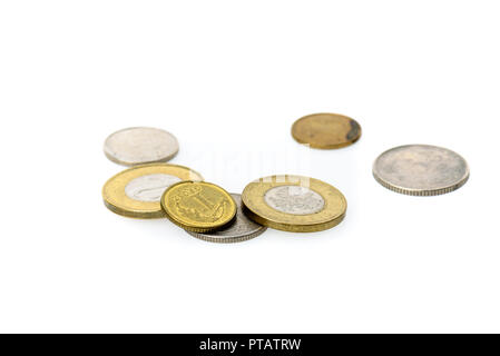 Différents Zloty Polonais et grosz coins isolé sur fond blanc. Polish zloty monnaie, monnaie, monnaie de Pologne fixant de manière aléatoire sur fond blanc Banque D'Images