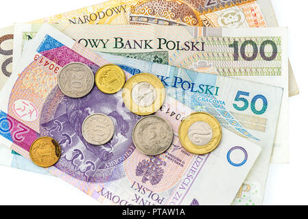 Polish zloty billets de banque, argent, monnaie de Pologne isolé sur blanc. Différents projets de papier polonais et polonais pose des pièces au hasard sur fond blanc Banque D'Images