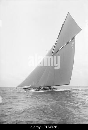 'La Dame Anne' la voile au près, 1912. Créateur : Kirk & Sons de Cowes. Banque D'Images