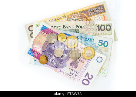 Polish zloty billets de banque, argent, monnaie de Pologne isolé sur blanc. Différents projets de papier polonais et polonais pose des pièces au hasard sur fond blanc Banque D'Images