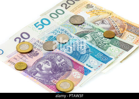 Polish zloty billets de banque, argent, monnaie de Pologne isolé sur blanc. Différents projets de papier polonais et polonais pose des pièces au hasard sur fond blanc Banque D'Images