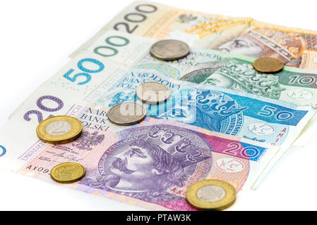 Polish zloty billets de banque, argent, monnaie de Pologne isolé sur blanc. Différents projets de papier polonais et polonais pose des pièces au hasard sur fond blanc Banque D'Images