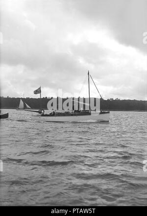 Le bateau 'Mega' en cours, 1913. Créateur : Kirk & Sons de Cowes. Banque D'Images